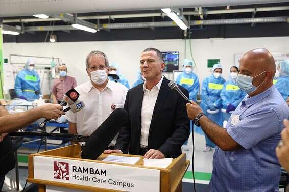 השר אדלשטיין במהלך ההצהרה לתקשורת // צילום: מישל דוט קום